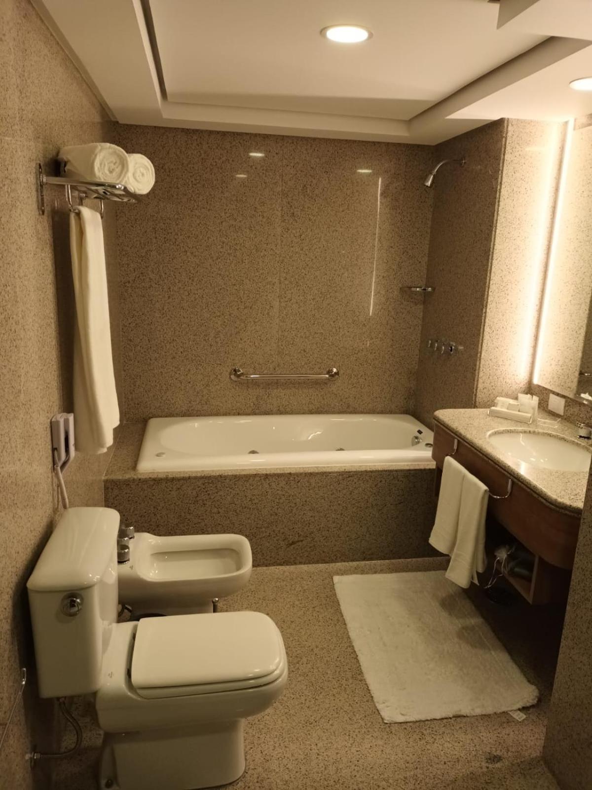 White Plaza Hotel กูรีตีบา ภายนอก รูปภาพ